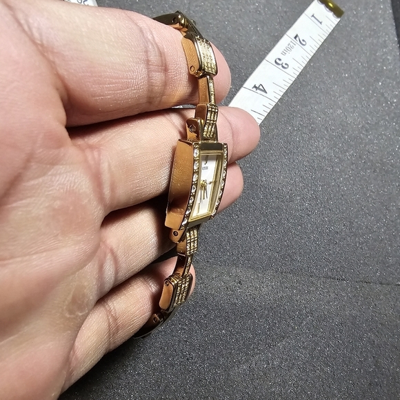 Guess Ladies Quartz Cocktail Watch Gold Tone Crystal Accents White Dial Working - Picture 7 of 8